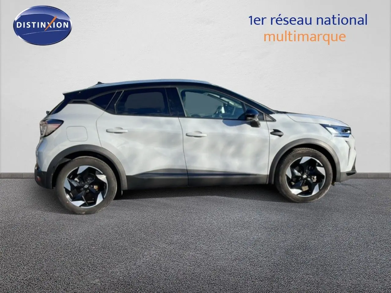 Vue latérale droite d'un Renault Captur 2025 gris rafale métal avec toit noir et jantes noires bicolores.