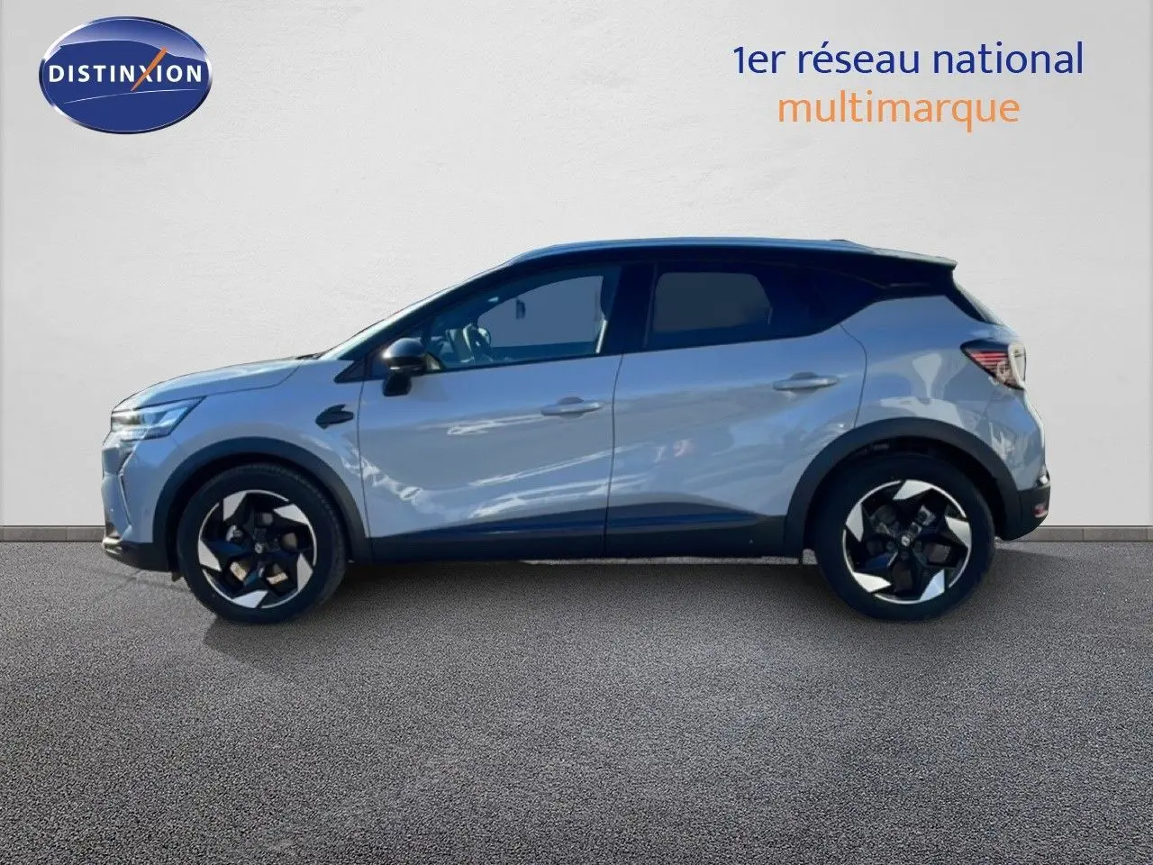 Profil gauche du Renault Captur gris Rafale métallisé avec toit noir, roues noires à jantes stylisées.
