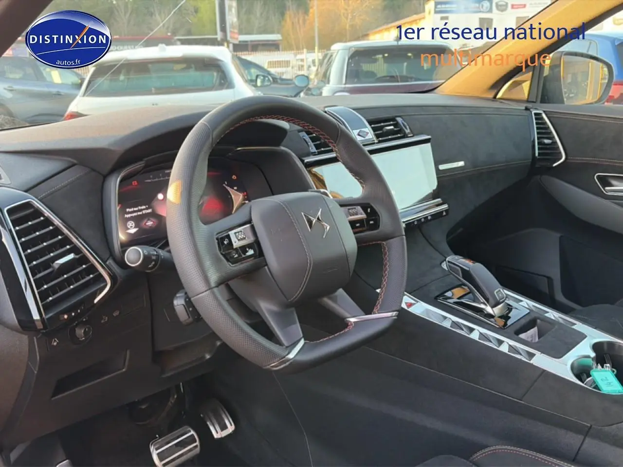 Intérieur noir du DS7 1.5 BlueHDi 130 Performance Line, vue du poste de conduite avec volant cuir et écran tactile central.