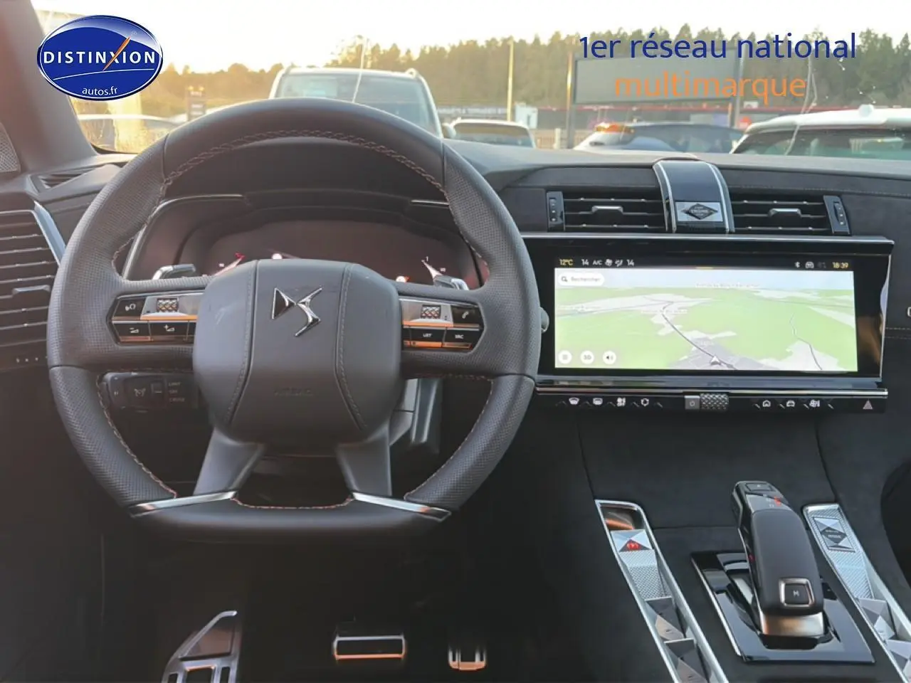 Vue intérieure centrée sur le volant DS et l'écran tactile large du tableau de bord du DS7 noir 2026.