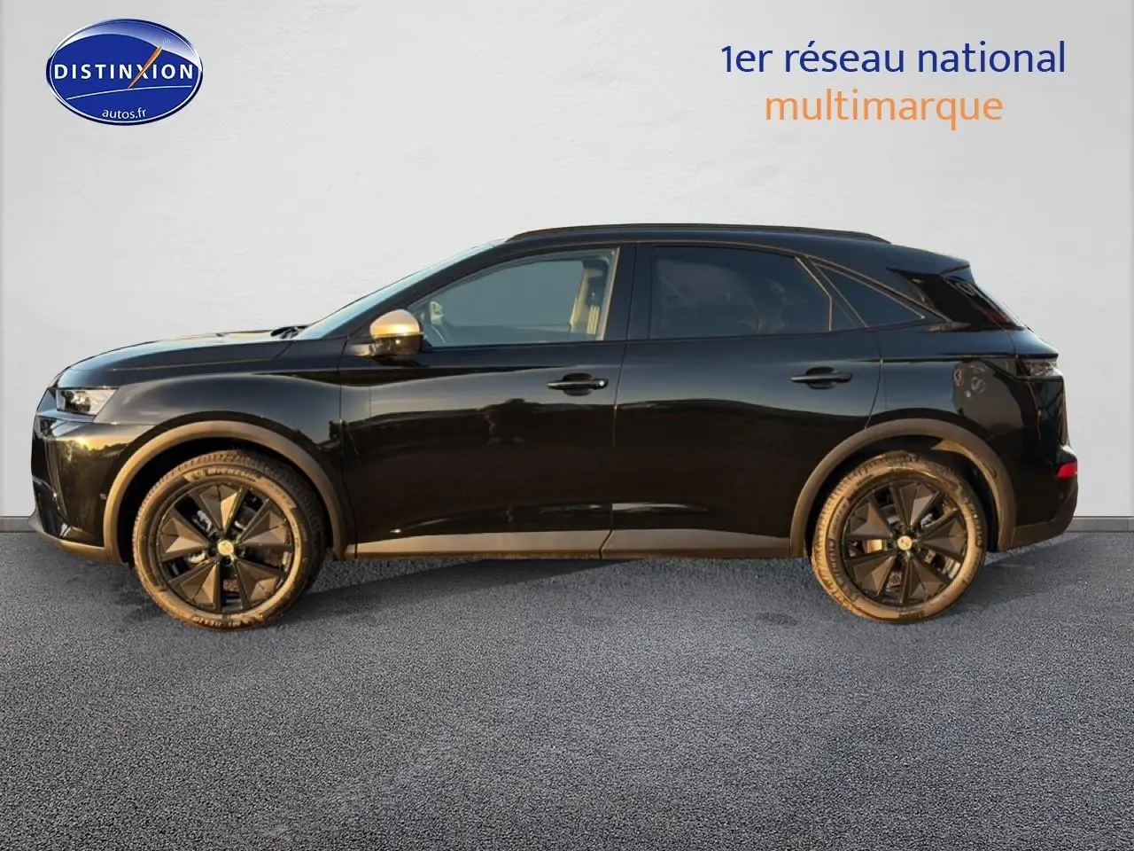 Vue de profil côté gauche d'un DS7 noir 2026 avec jantes noires et rétroviseurs couleur or.