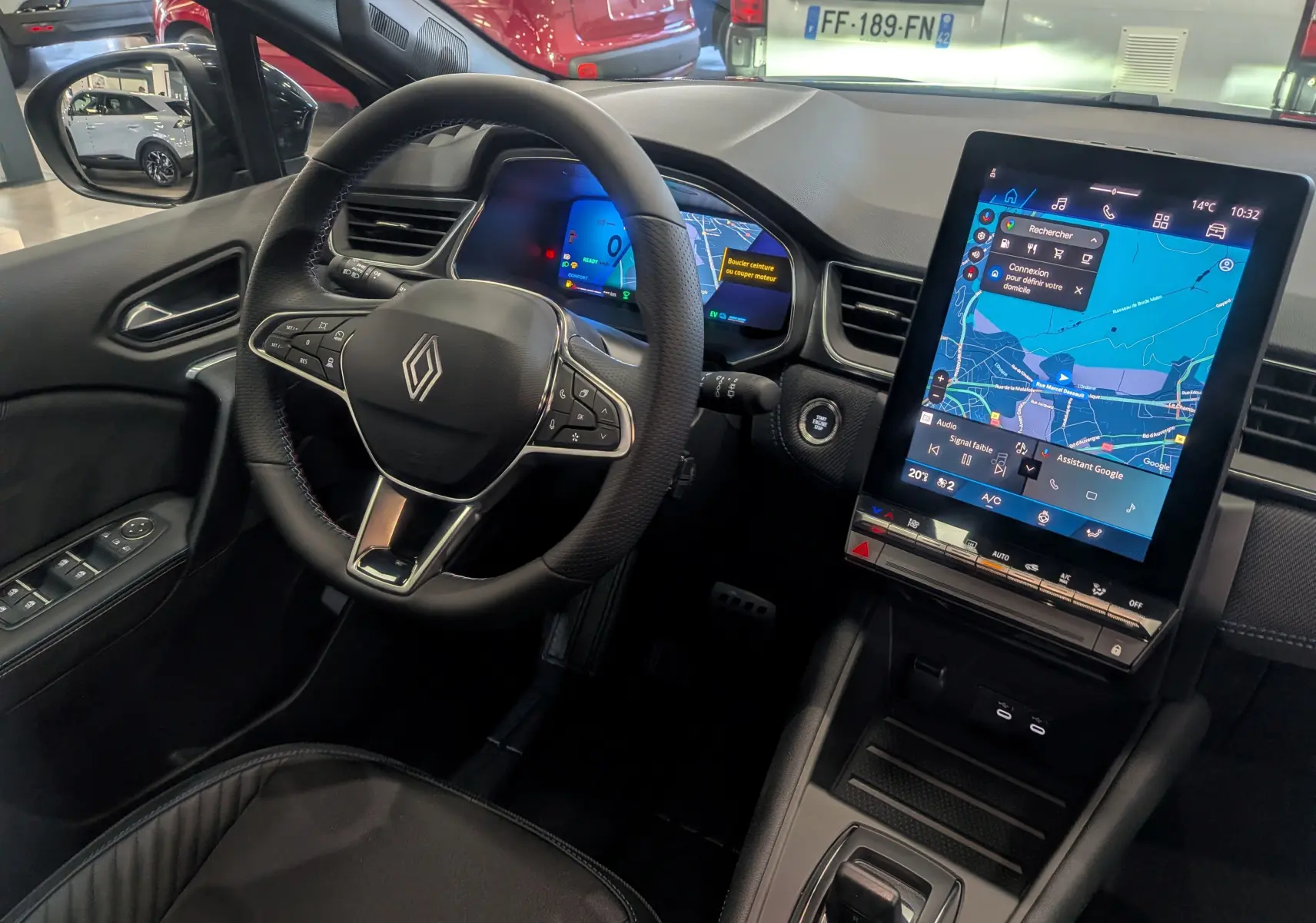 Vue intérieure côté conducteur du Renault Symbioz E-TECH 2026, avec volant noir et grand écran tactile central affichant la navigation.
