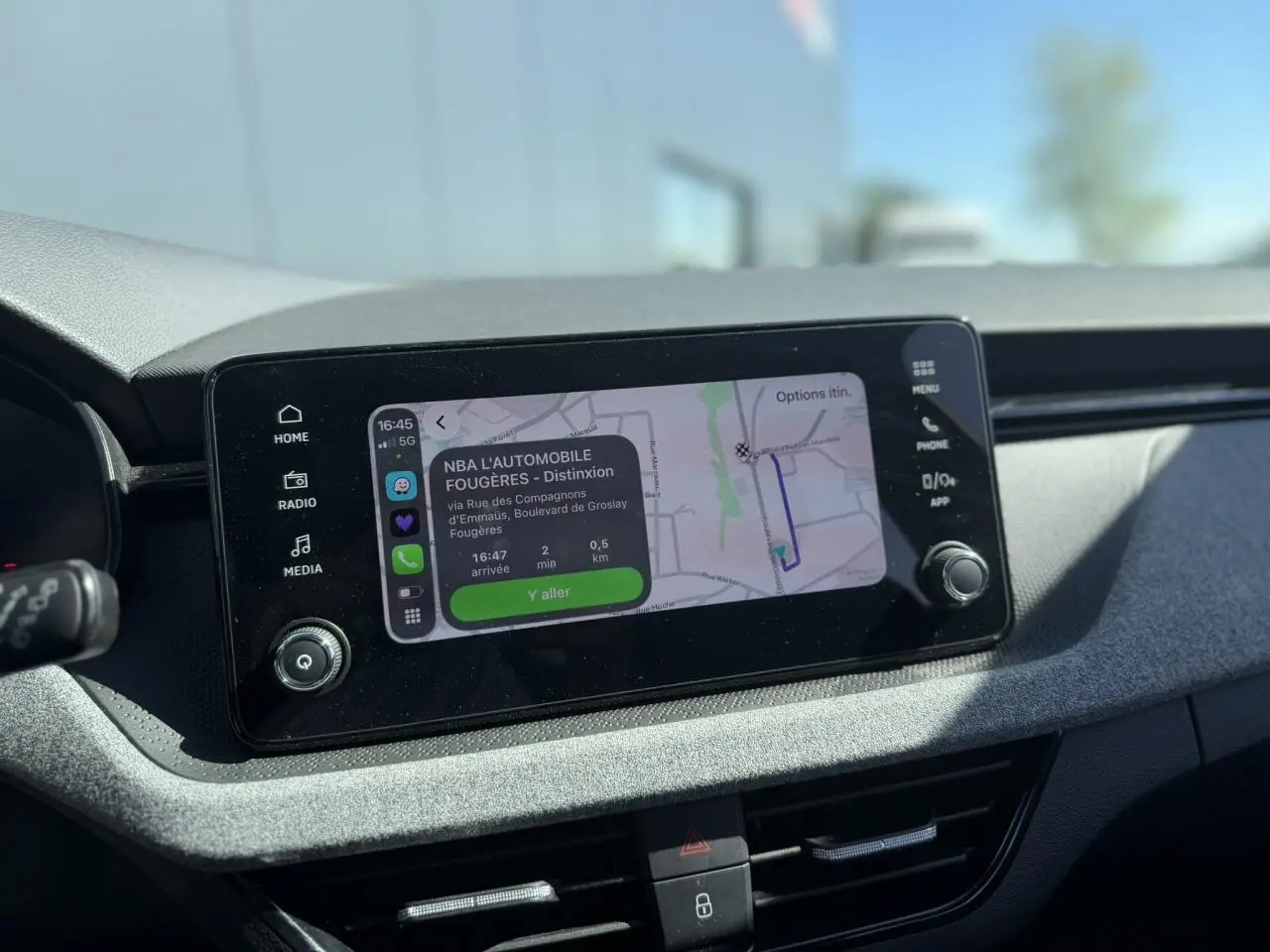 Écran tactile 8,25" du système multimédia SKODA SCALA TSI 116 DSG7 Sélection, affichant la navigation GPS.