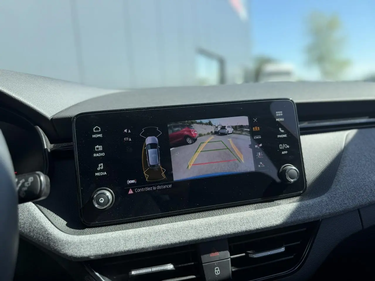 Écran central tactile montrant la caméra de recul dans l'habitacle d'une Skoda Scala Bleu Energy.