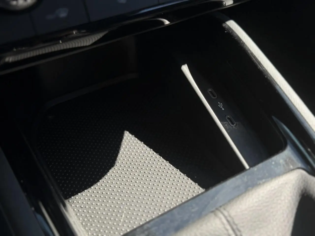 Gros plan sur la console centrale noire de la Skoda Scala TSI 116 DSG7 avec ports USB-C intégrés.