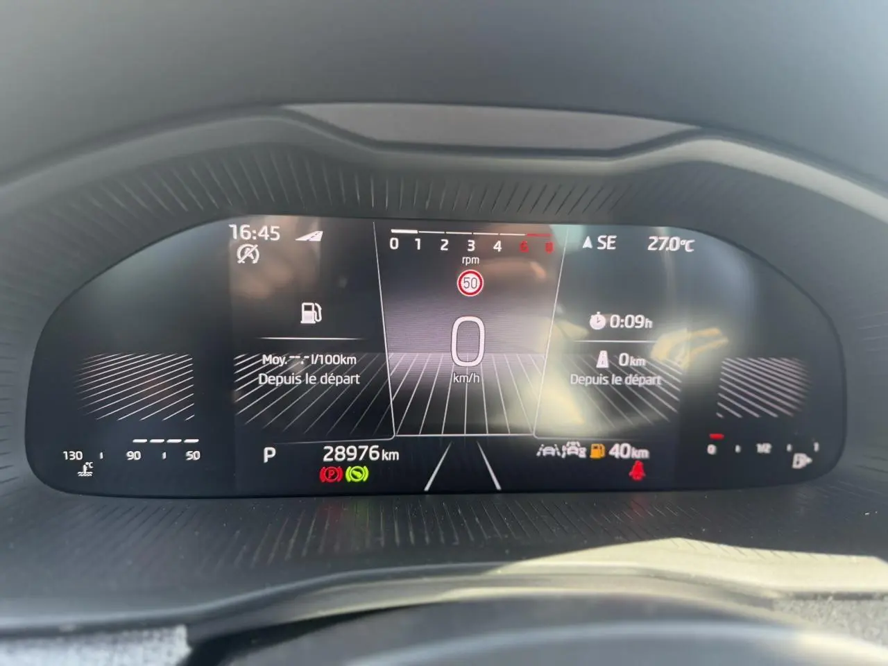 Tableau de bord numérique de la Skoda Scala TSI 116 DSG7, affichage central clair et moderne.