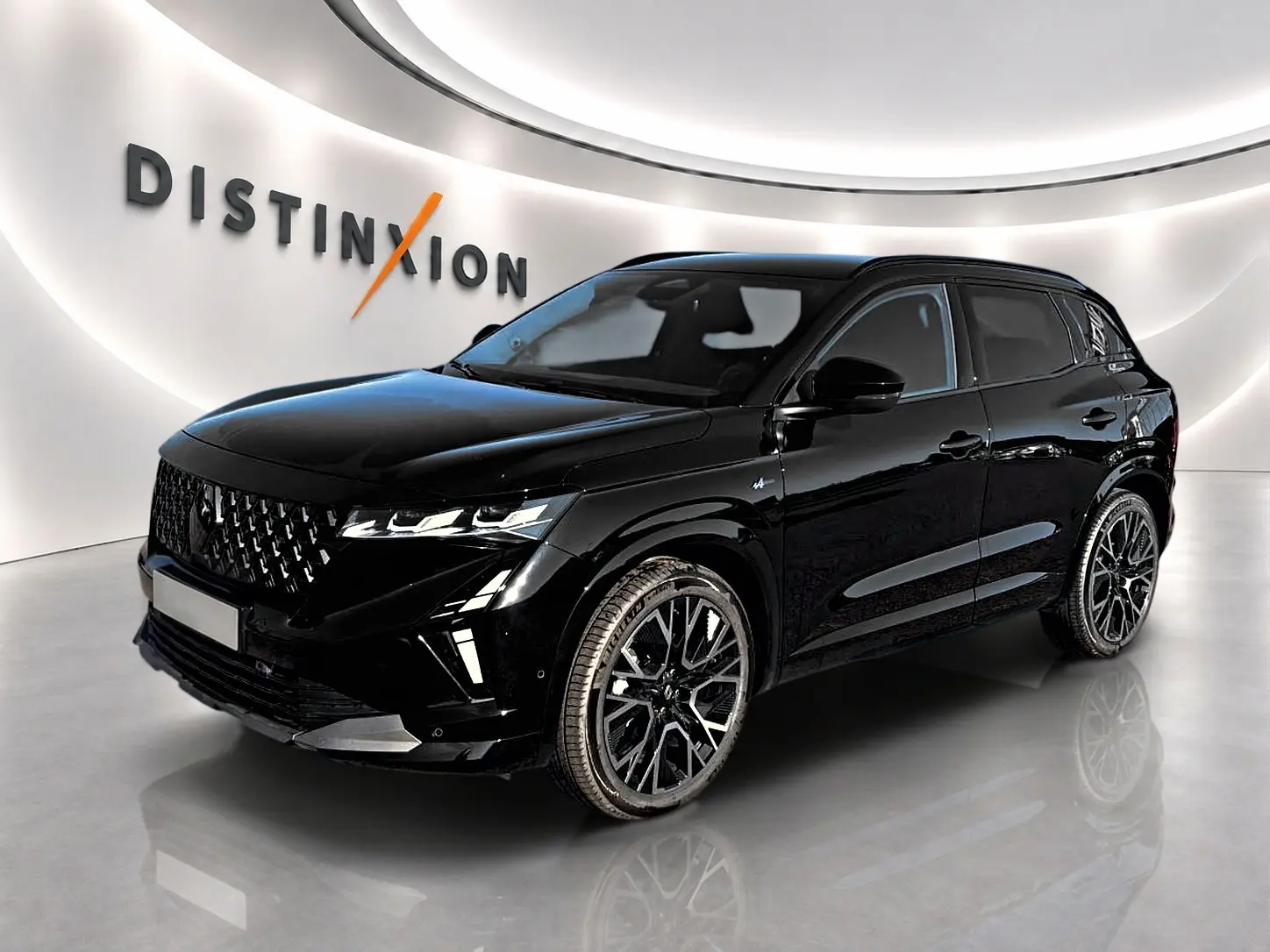 Renault Austral noir en 3/4 avant droit, avec calandre distinctive et jantes alliage noires stylisées.