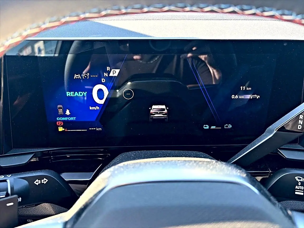 Vue rapprochée du tableau de bord numérique du Renault Austral noir, affichant la vitesse et les modes de conduite.