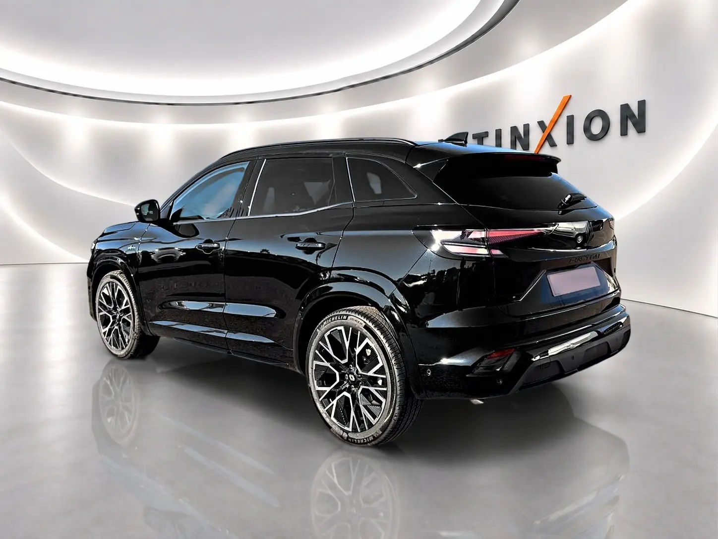 Renault Austral noir en 3/4 arrière droit, avec jantes alliage noires et feux arrière LED distinctifs.