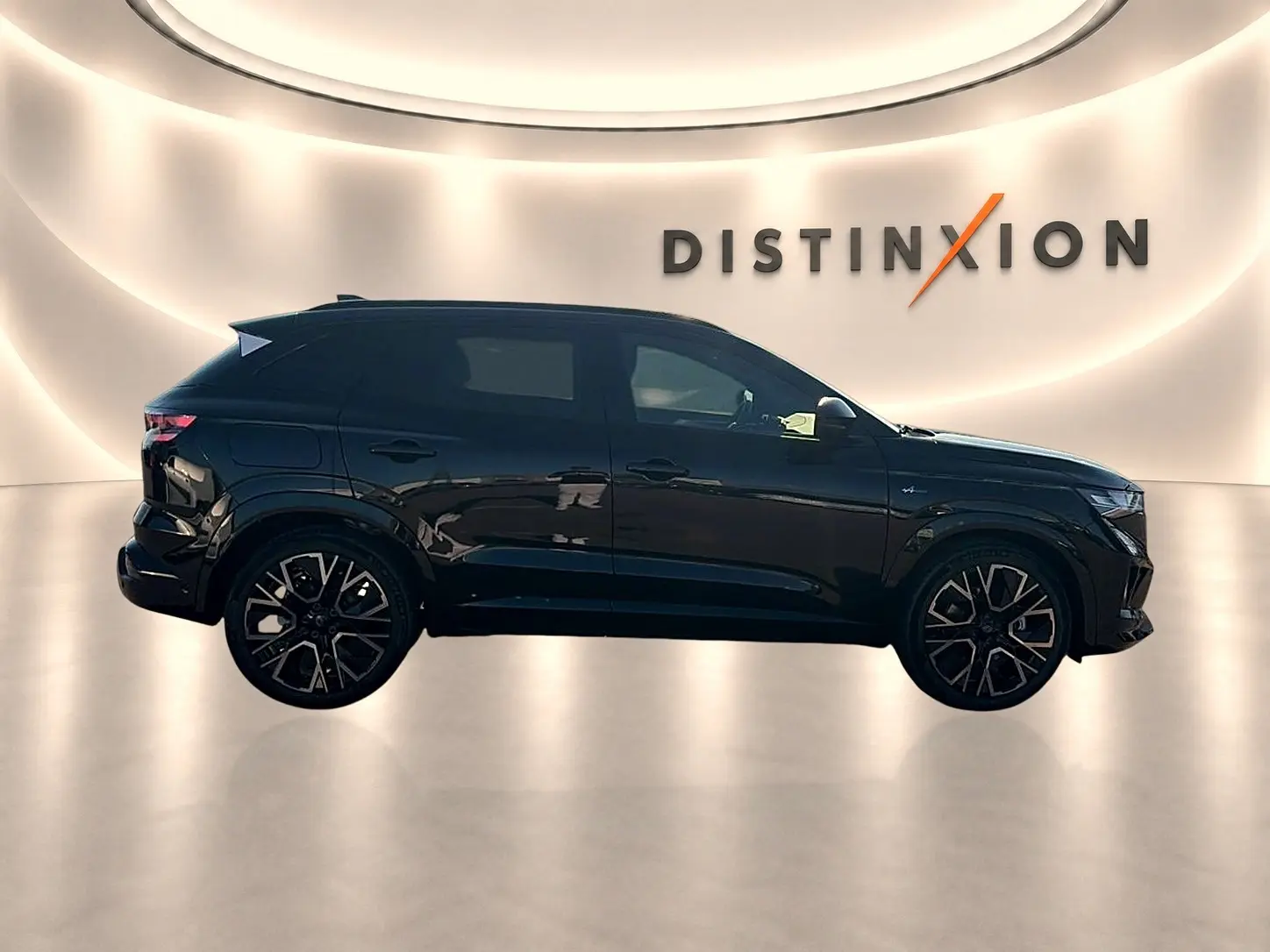 Profil droit d’un Renault Austral noir 2026 esprit Alpine avec jantes alu distinctives, présenté en intérieur lumineux.