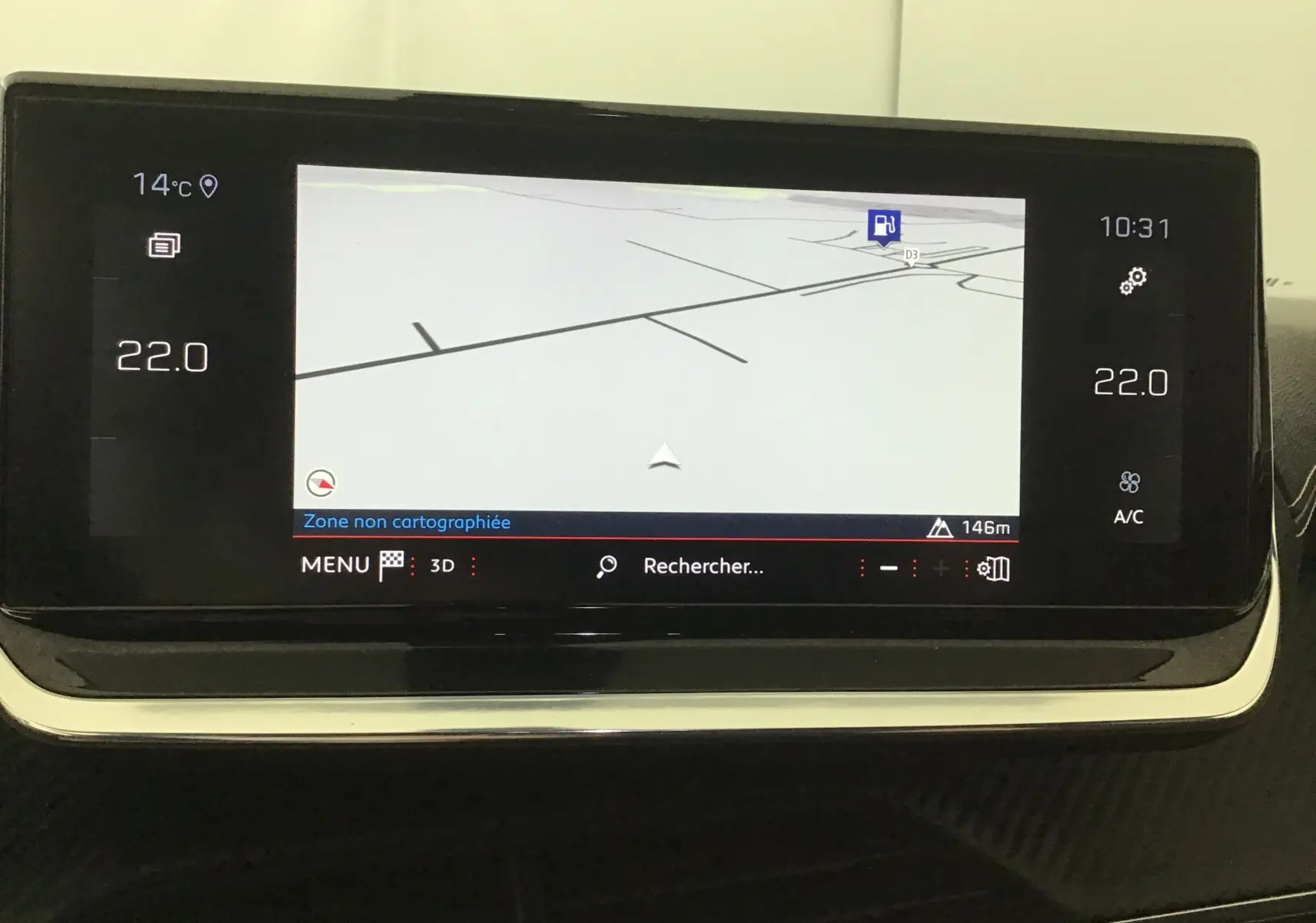 Écran tactile central du Peugeot 2008 blanc nacré/ noir 2021 affichant la navigation et la climatisation à 22°C