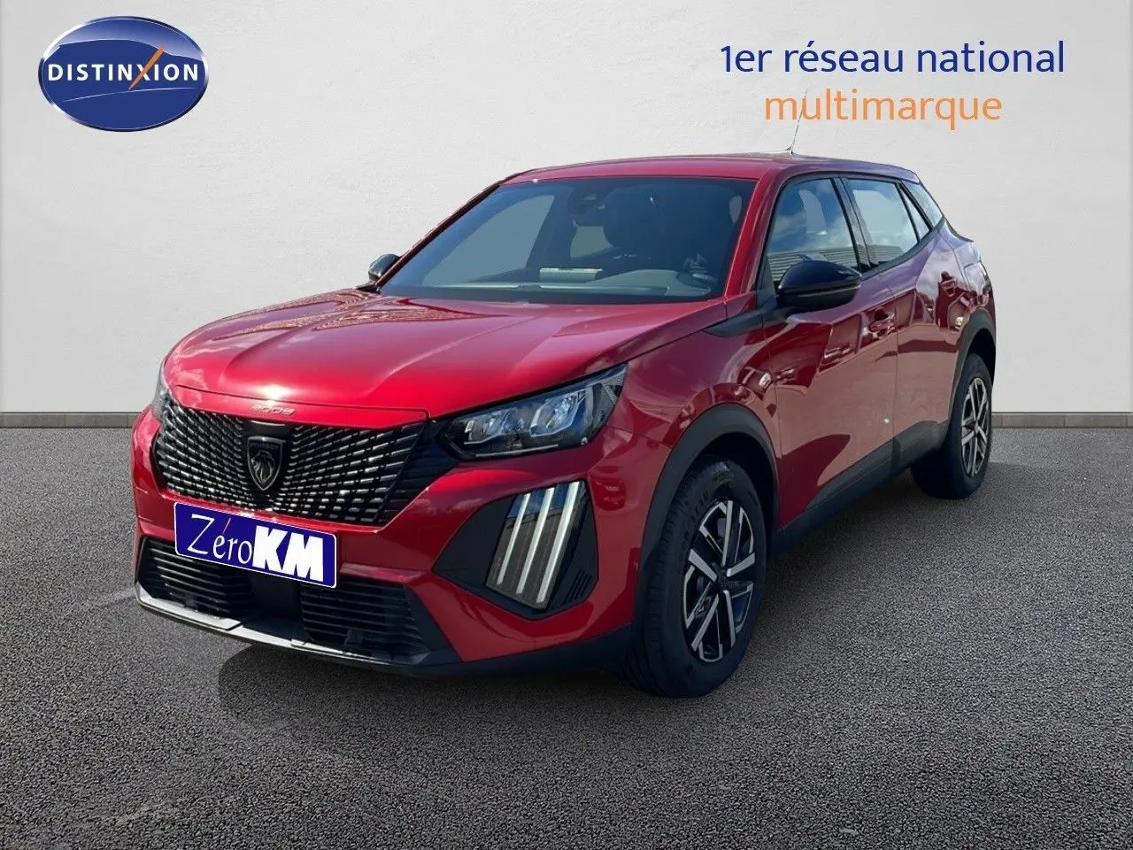 Peugeot 2008 rouge Elixir Metal en 3/4 avant droit, avec calandre noire et feux LED distinctifs.