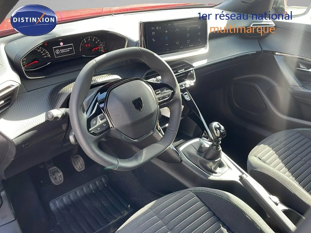 Vue intérieure côté conducteur du Peugeot 2008 2025, montrant volant compact, tableau de bord numérique et levier de vitesse manuel.