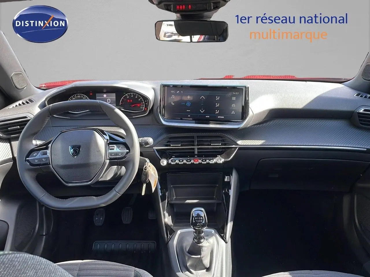 Intérieur moderne du Peugeot 2008 2025 avec tableau de bord noir et écran tactile central, volant compact et boîte manuelle.