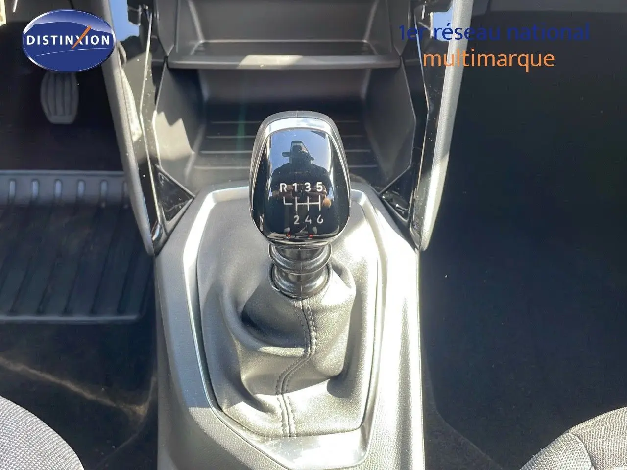 Le levier de vitesse manuel noir de la Peugeot 2008 2025, vue rapprochée de la console centrale.