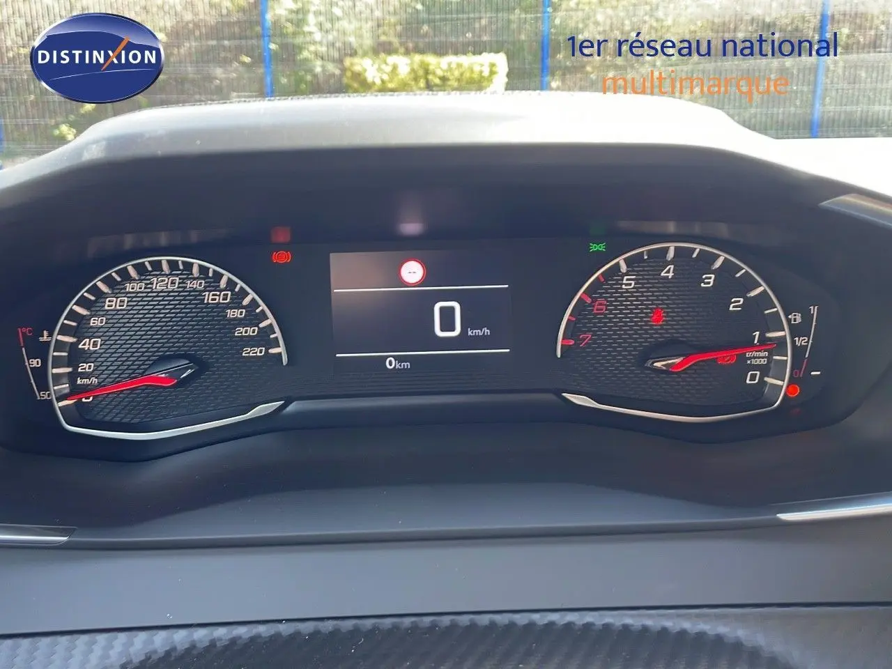 Tableau de bord du Peugeot 2008 2025 montrant compteur vitesse, compte-tours et écran digital à l'arrêt.