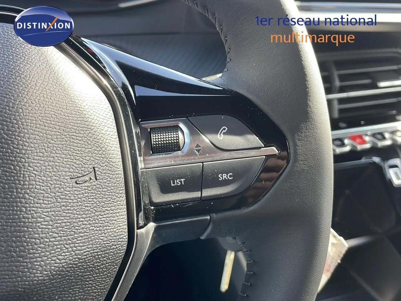 Gros plan sur le volant du Peugeot 2008 2025 avec commandes audio intégrées et finition noire élégante.