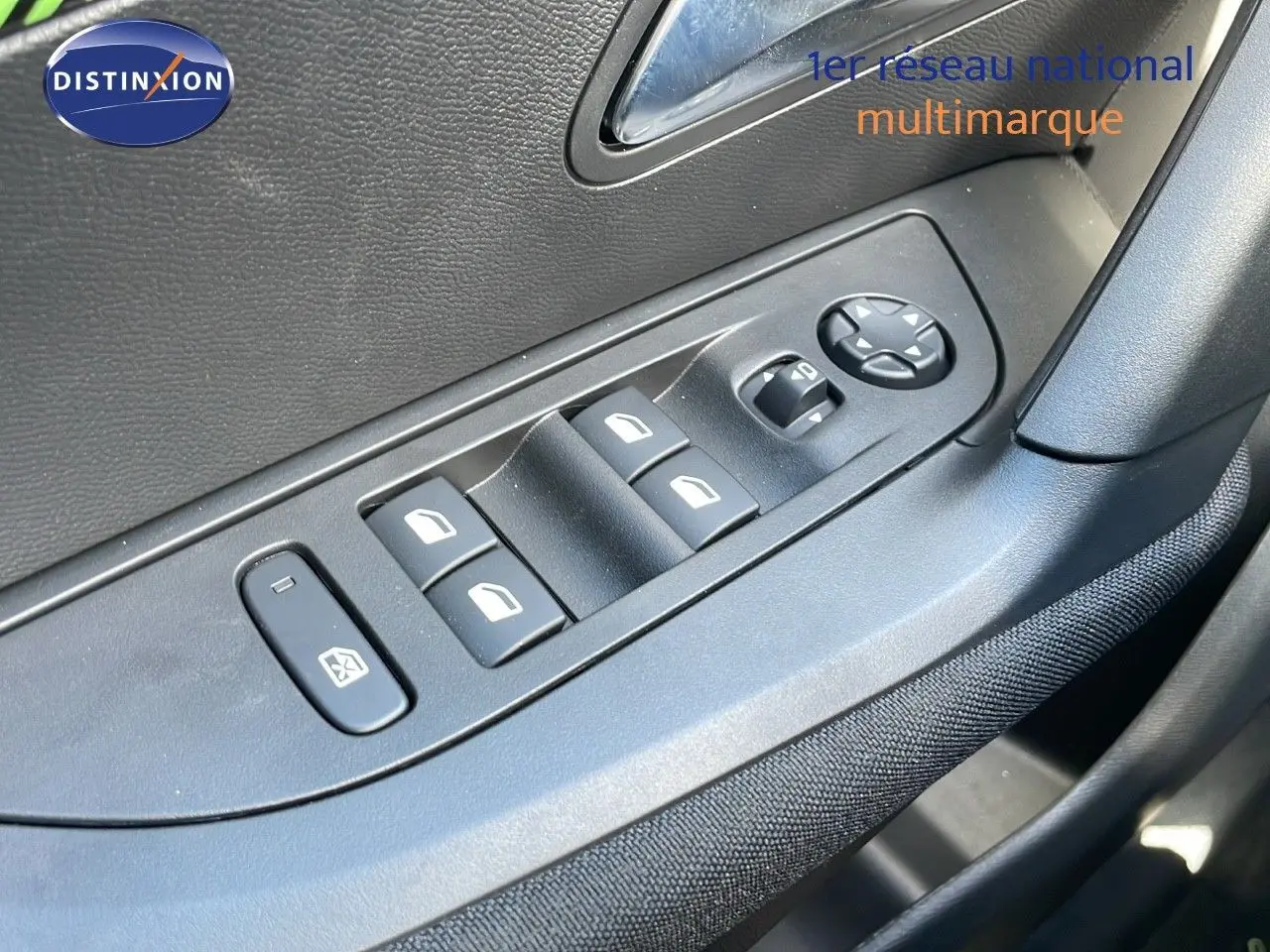 Commande des vitres électriques et réglage des rétroviseurs côté conducteur dans une Peugeot 2008 rouge Elixir Metal 2025.