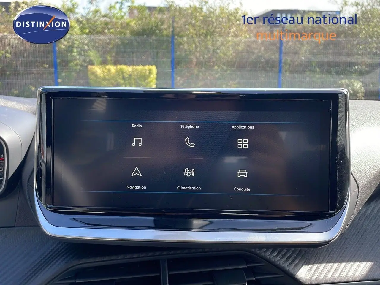 Écran tactile central du tableau de bord du Peugeot 2008 2025, affichant les menus radio, téléphone et navigation.