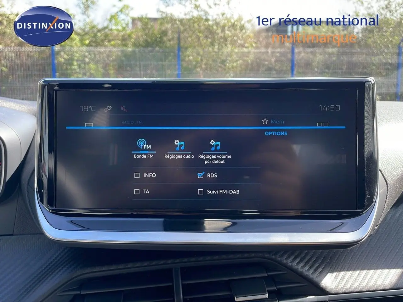 Écran tactile central du tableau de bord du Peugeot 2008 2025 affichant les réglages radio FM dans un intérieur moderne.
