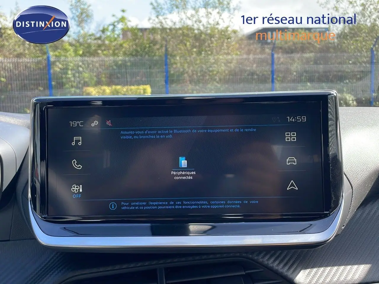 Vue intérieure centrée sur l'écran tactile du tableau de bord du Peugeot 2008 2025, affichant les options connectées.