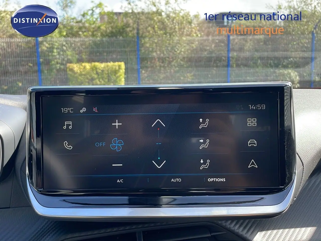 Écran tactile central du tableau de bord du Peugeot 2008 rouge Elixir Metal, affichant les commandes de climatisation.