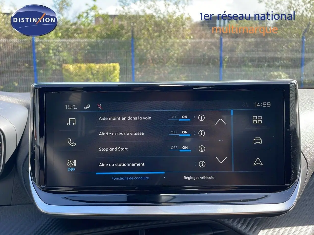 Écran tactile central du Peugeot 2008 2025 affichant les réglages d’aides à la conduite dans un intérieur moderne.