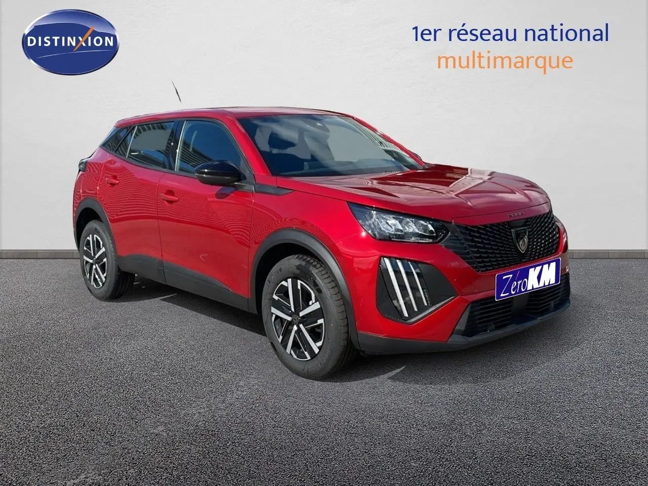 Peugeot 2008 rouge Elixir Metal vue 3/4 avant droit, mettant en valeur sa calandre noire et ses feux LED distinctifs.