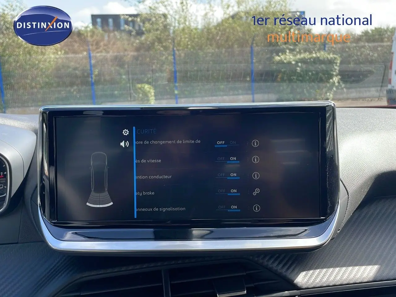Écran tactile central du tableau de bord du Peugeot 2008 2025 affichant les réglages de sécurité active.