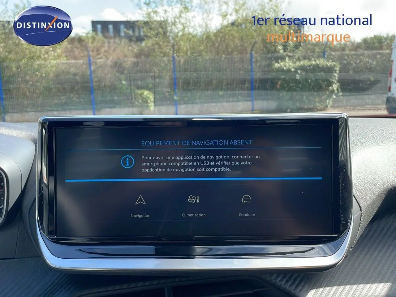 Écran tactile central du tableau de bord du Peugeot 2008 rouge Elixir Metal, affichant un message d'absence de navigation.