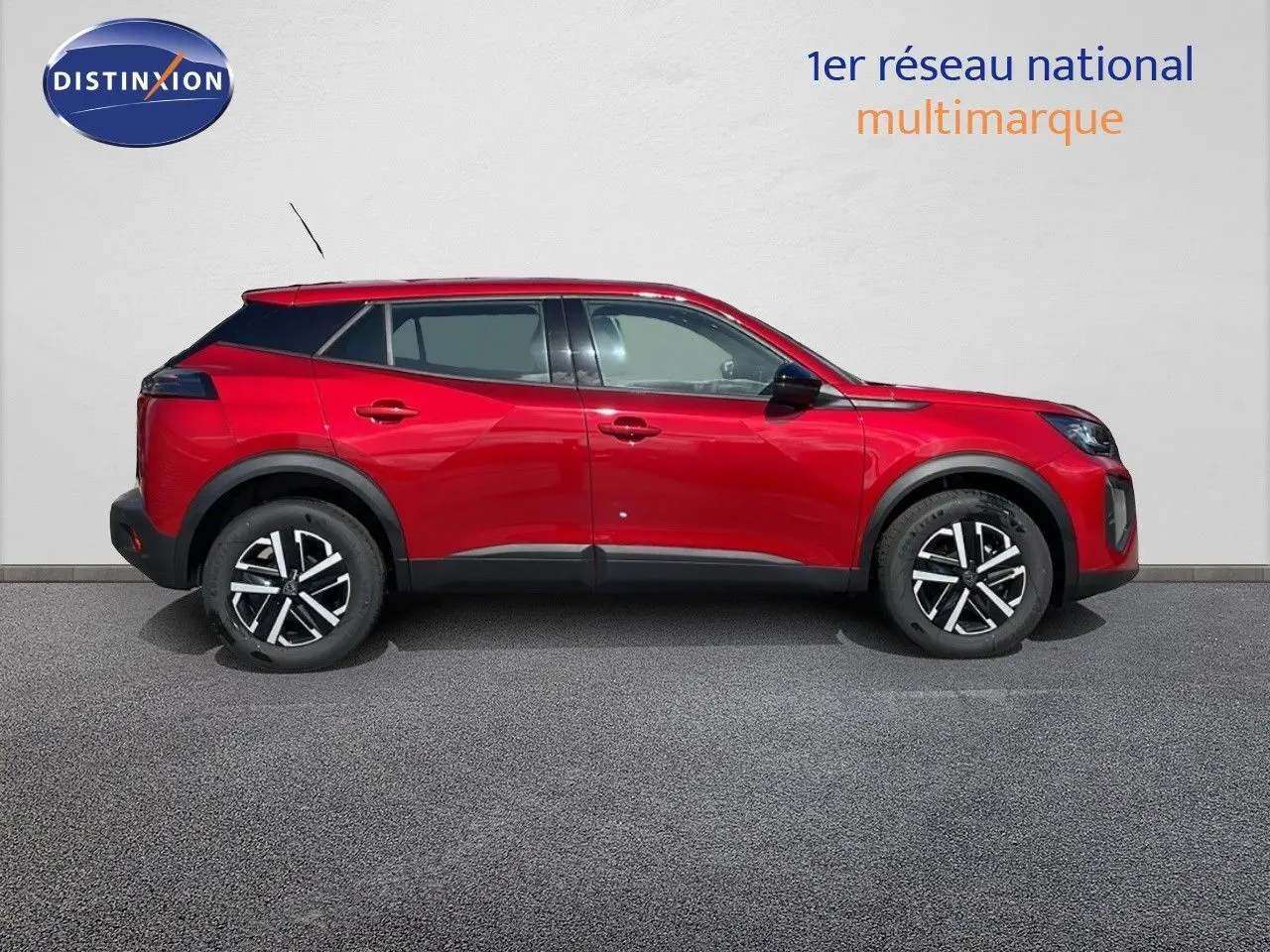 Profil droit d'un Peugeot 2008 rouge Elixir Metal 2025 avec jantes alliage et détails noirs contrastants.