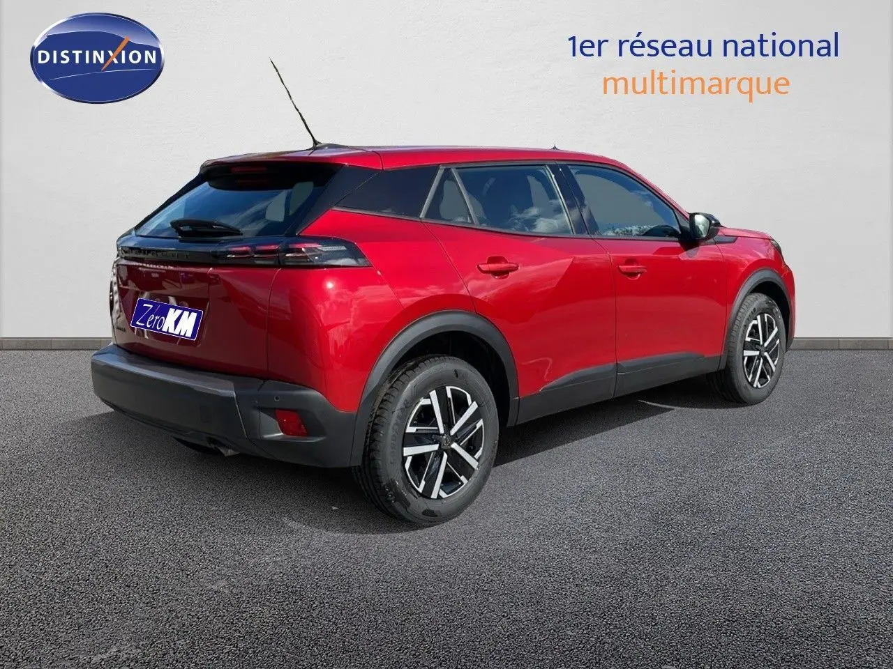 Peugeot 2008 rouge Elixir métal vue 3/4 arrière côté gauche, avec jantes alliage et toit noir contrasté.