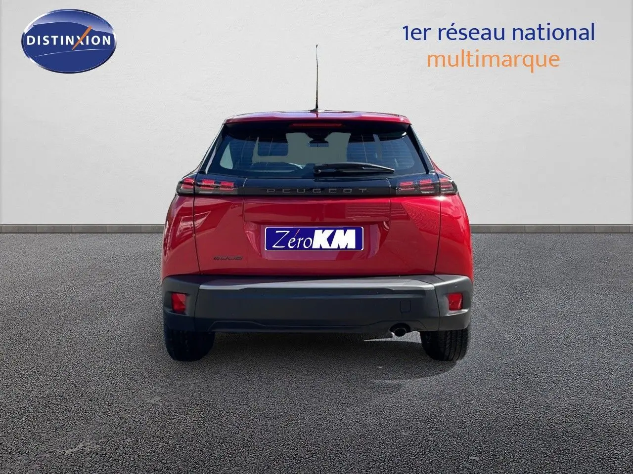 Vue arrière d'un Peugeot 2008 rouge Elixir Metal de 2025 avec feux LED et plaque Zero KM visible.