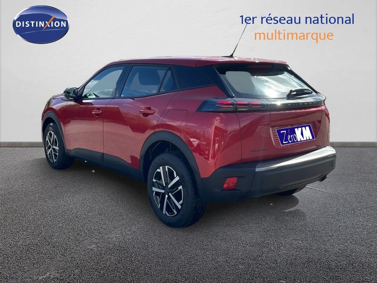 Peugeot 2008 rouge Elixir métal vue 3/4 arrière droit, avec feux LED et jantes alliage distinctives.