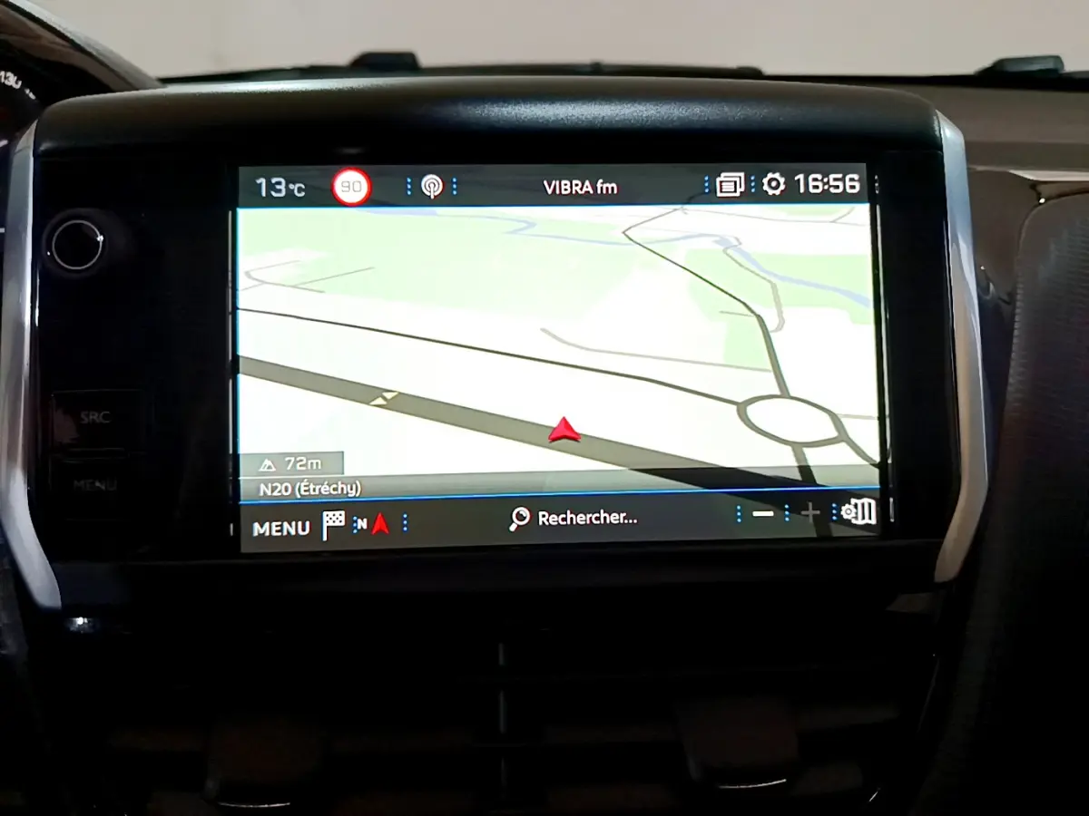 Écran tactile de navigation 7 pouces du tableau de bord du Peugeot 2008 gris foncé Puretech 2019.