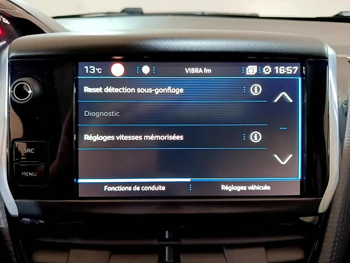 Écran tactile central du tableau de bord du Peugeot 2008 gris foncé affichant les réglages de conduite.