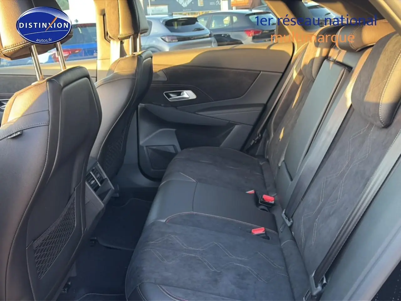 Vue latérale droite de l'intérieur arrière noir du DS7 1.5 BlueHDi 130 Performance Line avec sièges en cuir et alcantara.