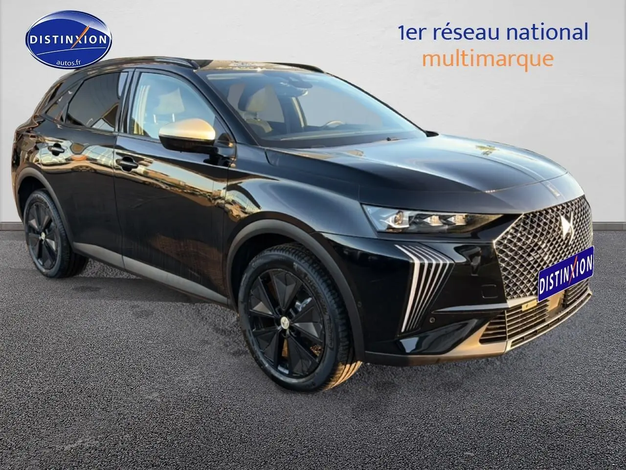 Vue 3/4 avant droite du SUV DS7 noir brillant avec calandre distinctive et jantes noires satinées.