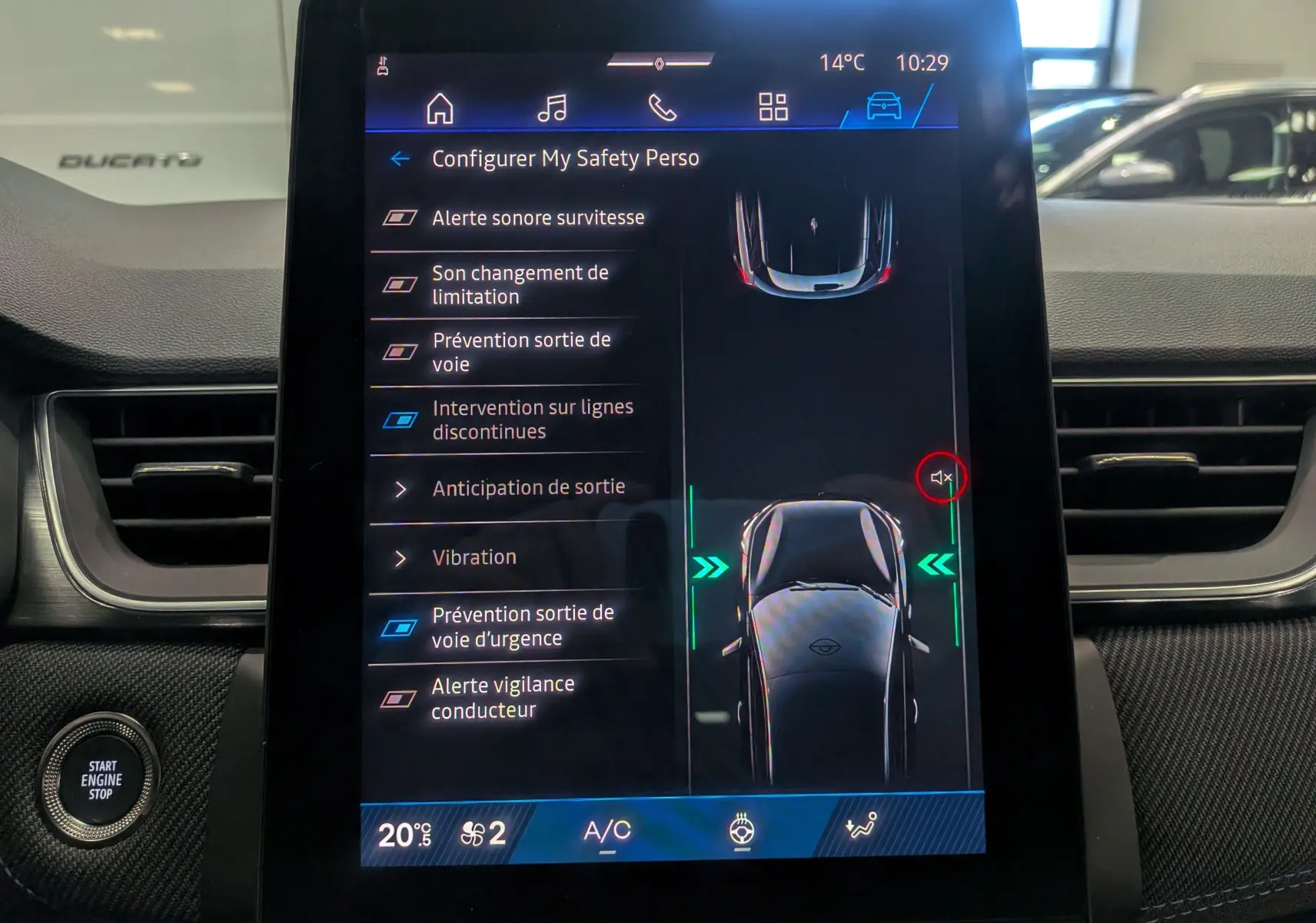 Écran tactile central du Renault Symbioz gris Cassiopé affichant les options de sécurité personnalisées en intérieur.