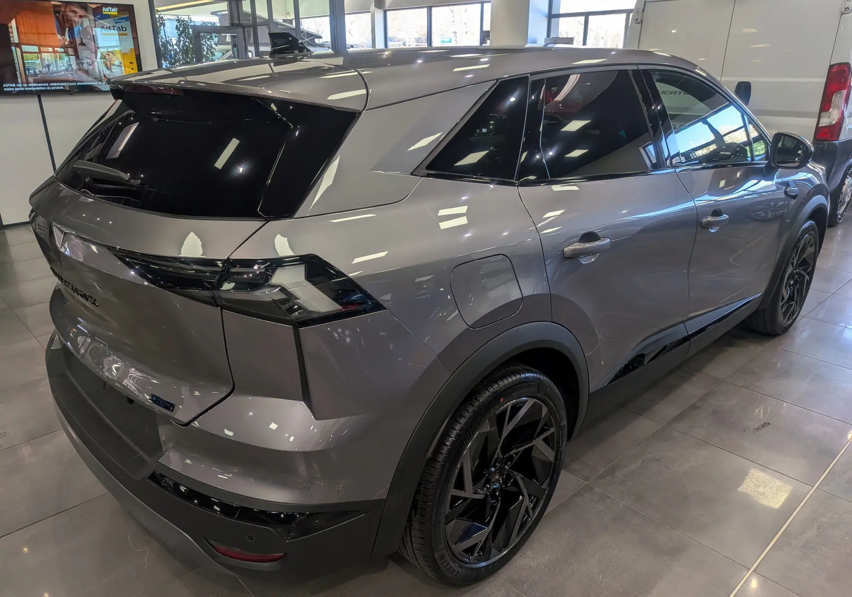 Vue 3/4 arrière droite du Renault SYMBIOZ gris Cassiopé avec vitres teintées et jantes noires biton.