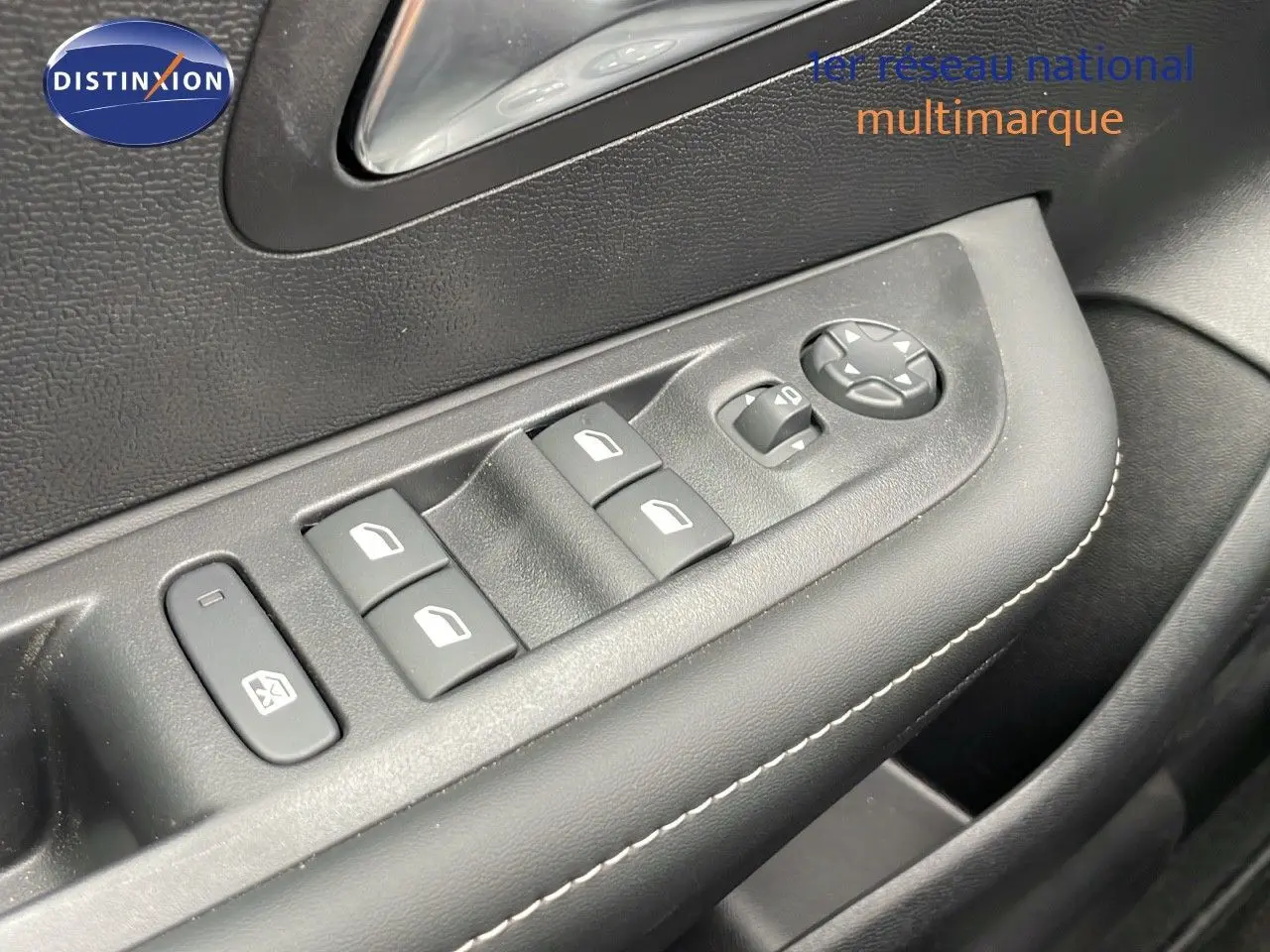 Gros plan sur les commandes de lève-vitres et réglage des rétroviseurs côté conducteur d'une Peugeot 208 noire.