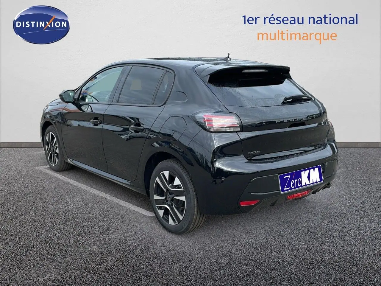 Vue 3/4 arrière droite d'une Peugeot 208 noire Perla Metal, avec jantes alliage et feux arrière LED visibles.
