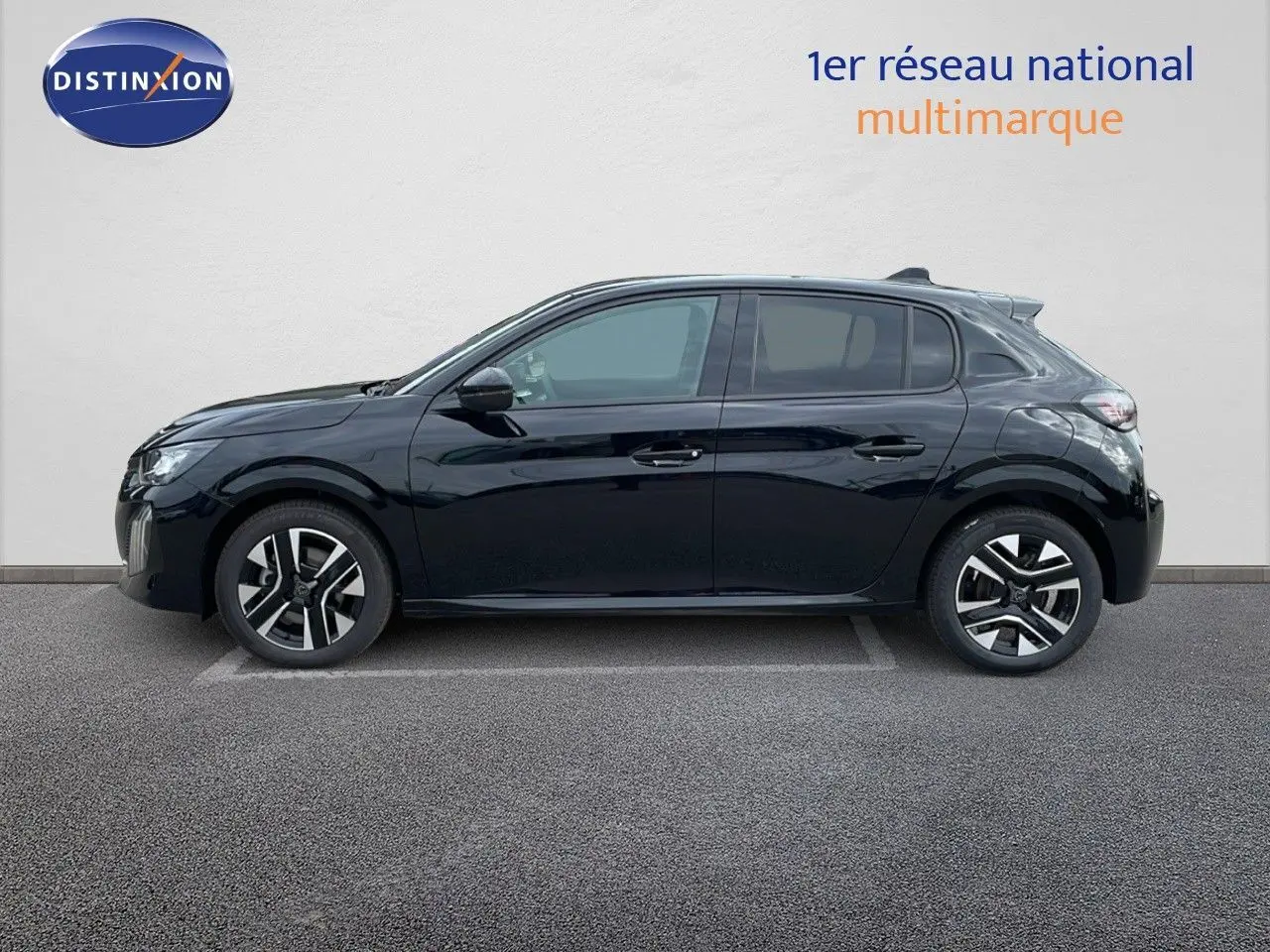 Profil côté gauche d'une Peugeot 208 noire Perla Metal 2024, compacte et moderne, stationnée devant un mur blanc.