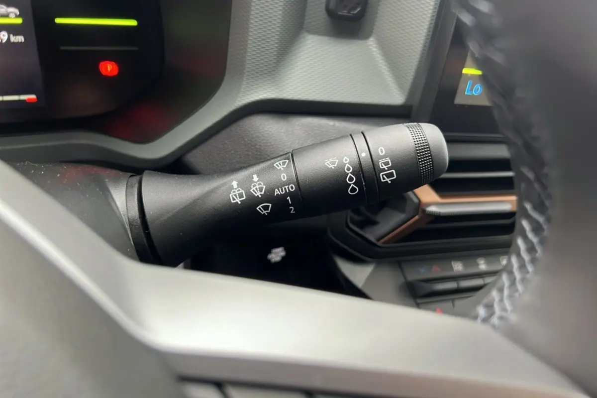 Gros plan sur la commande d’essuie-glace du tableau de bord du Dacia Duster 2025, finition Extreme Cold Tech.