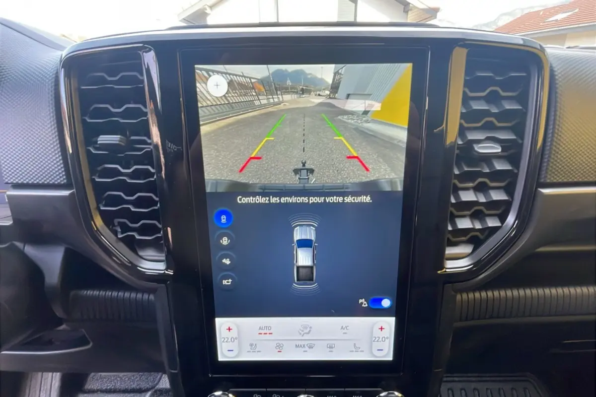 Écran tactile central du Ford Ranger 2025 montrant la caméra de recul et l'aide au stationnement intérieure.