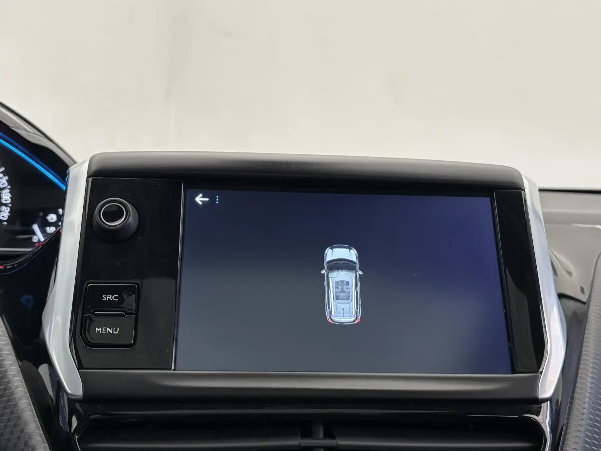 Écran tactile central affichant une vue 3D du véhicule Peugeot 2008 rouge, tableau de bord intérieur moderne.