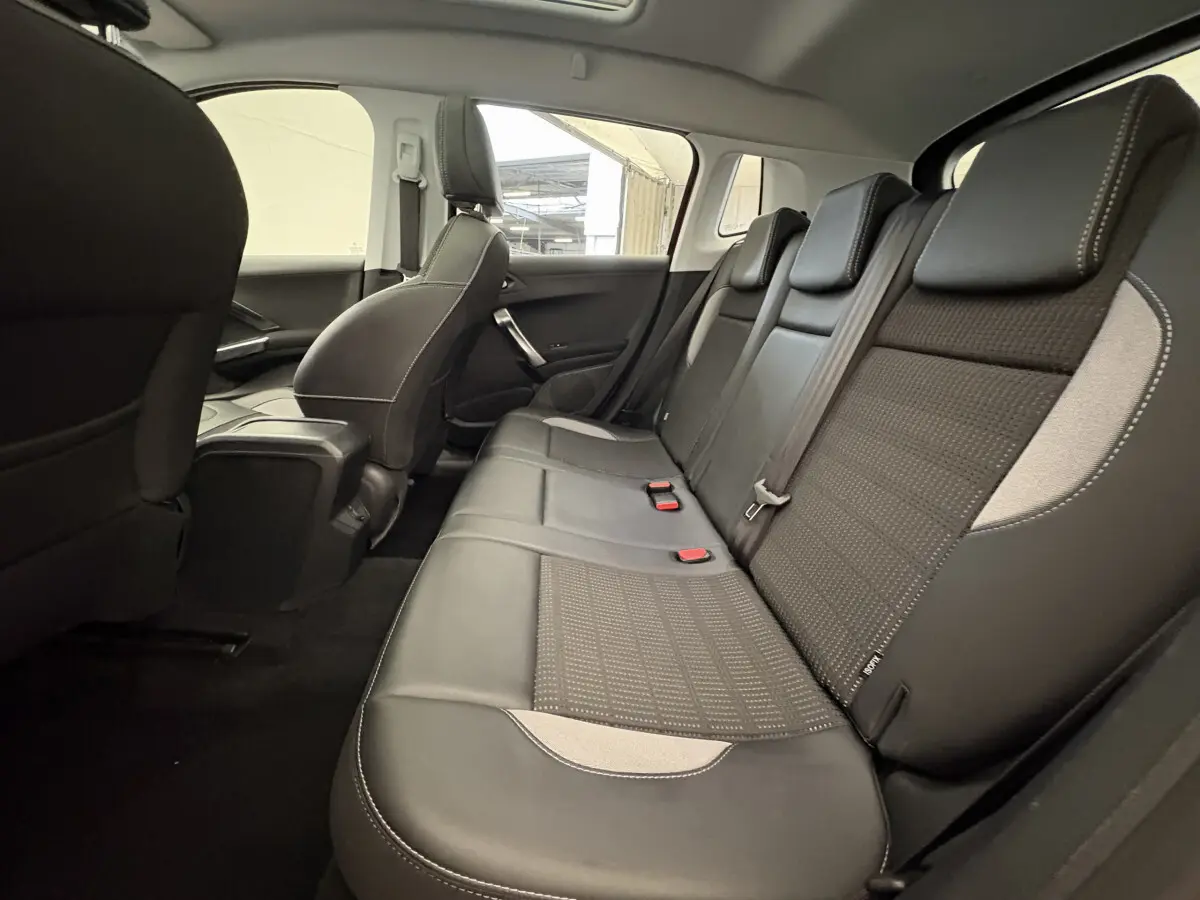 Banquette arrière en cuir noir et tissu gris vue côté droit dans le Peugeot 2008 Puretech 2019 rouge.
