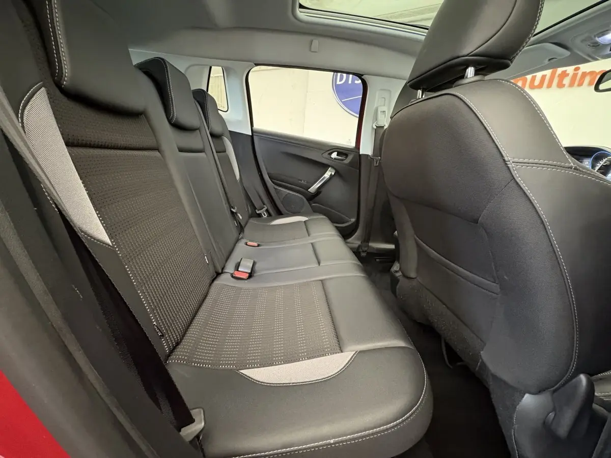 Vue intérieure côté droit montrant la banquette arrière noire et grise du Peugeot 2008 rouge de 2019.