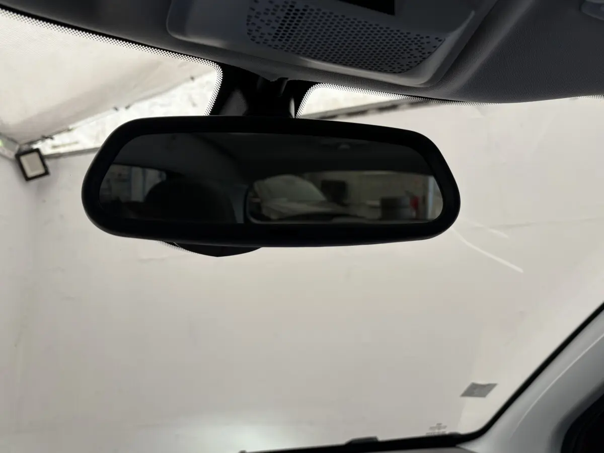 Rétroviseur intérieur noir de Peugeot 2008 2019, vue centrée vers l'avant avec reflet flou du véhicule.