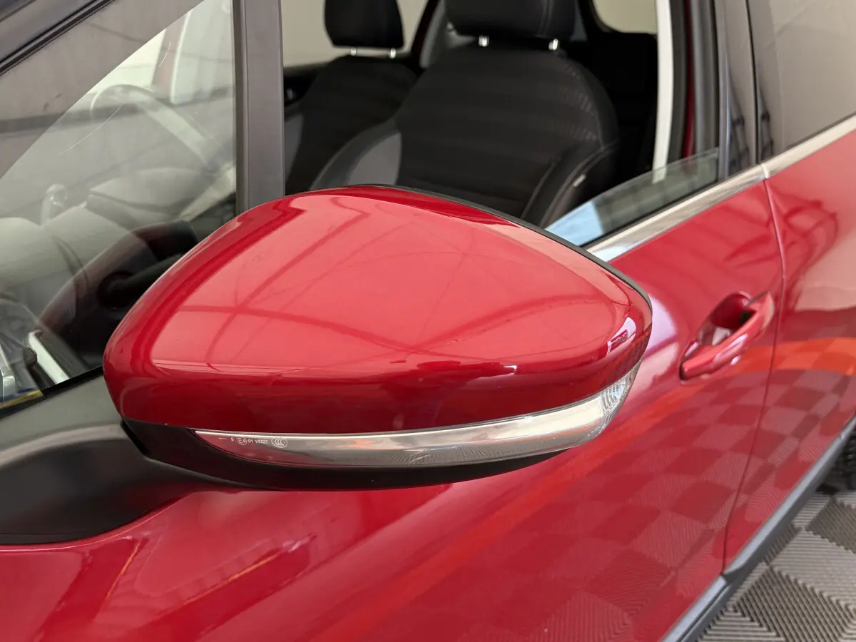 Rétroviseur droit rouge brillant avec clignotant intégré sur Peugeot 2008 Puretech 110 S&S Allure 2019.